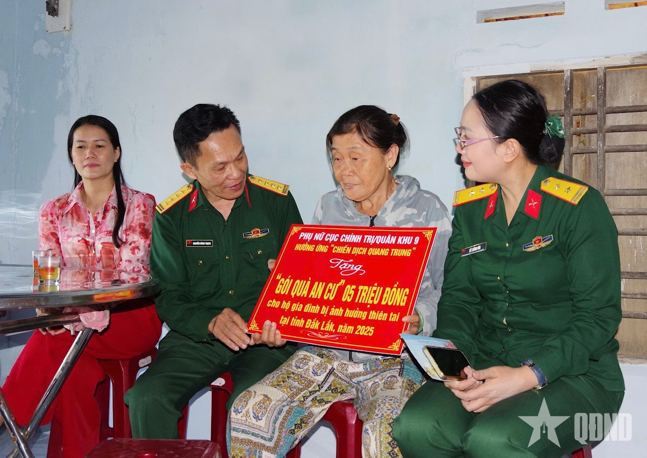 Cục Chính trị Quân khu 5 trao quà Tết tặng bà con xã Hòa Thịnh